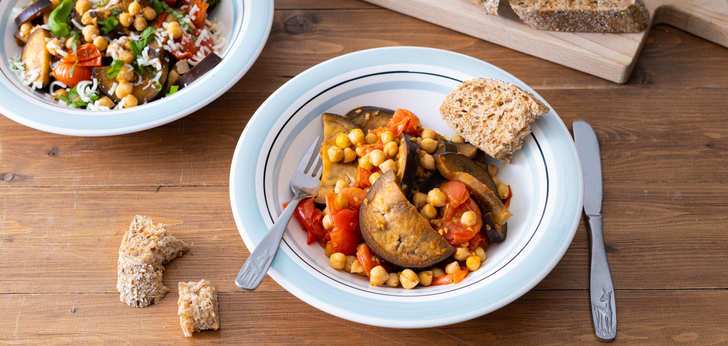 Recept van het Voedingscentrum: Kikkererwtenstoof met stokbrood