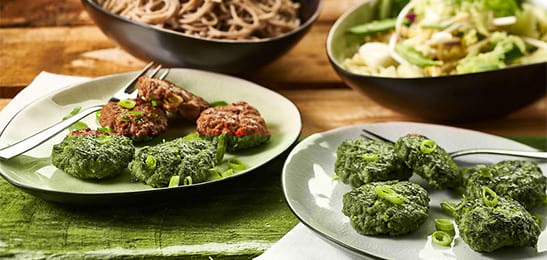 Recept van het Voedingscentrum: Pittige gehaktkoekjes met noedels en Chinese kool