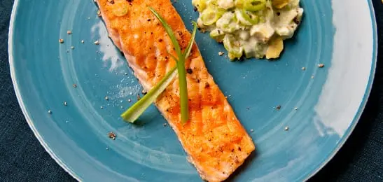 Recept van het Voedingscentrum: Gegrilde zalm met avocadosalsa