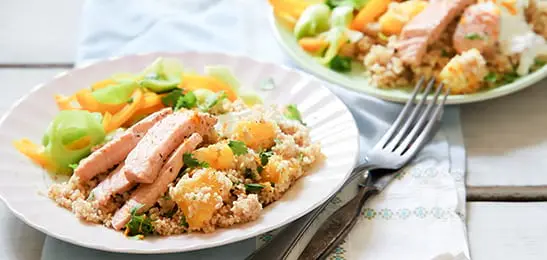 Recept van het Voedingscentrum: Zalm met couscous en sinaasappel