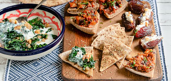 Recept van het Voedingscentrum: Knapperige za'atar crackers met yoghurt-spinaziedip