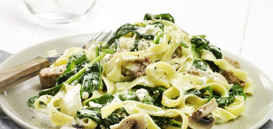 Recept van het Voedingscentrum: Tagliatelle met spinazie en champignons