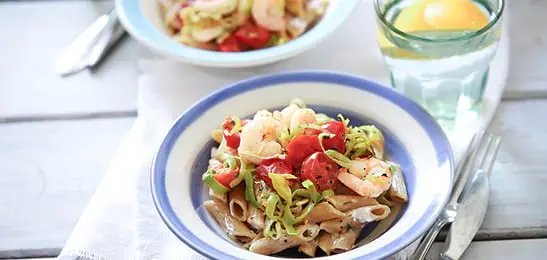 Recept van het Voedingscentrum: Penne met prei, tomaat en garnalen