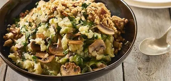 Recept van het Voedingscentrum: Andijviestamppot met champignons en tofu-notenkruim