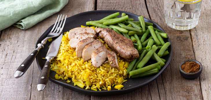 Recept van het Voedingscentrum: Kip in vijfkruidenmarinade met gebakken rijst