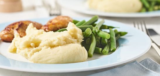 Recept van het Voedingscentrum: Aardappelpuree met mierikswortel, sperziebonen en kip