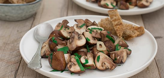 Recept van het Voedingscentrum: Champignons met peterselie en knoflook