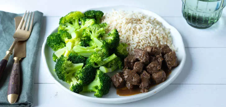 Recept van het Voedingscentrum: Gestoofd rundvlees met broccoli en zilvervliesrijst