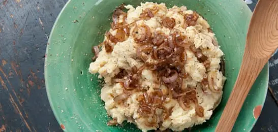 Recept van het Voedingscentrum: Aardappel-sjalottenpuree met schnitzel en snijbonen