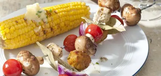 Recept van het Voedingscentrum: Kleurige barbecuespiesen met mais