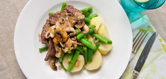 Recept van het Voedingscentrum: Geroerbakte biefstuk met champignons