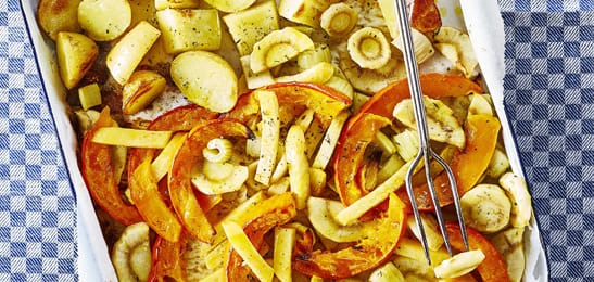 Recept van het Voedingscentrum: Geroosterde groente met aardappelen en walnotenpesto