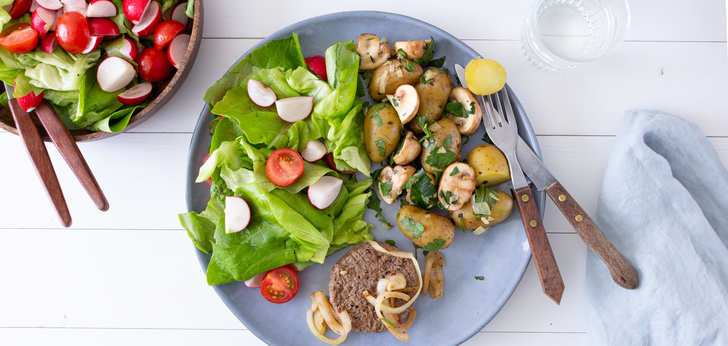 Recept van het Voedingscentrum: Krieltjes met kruidenmarinade, salade en tartaar
