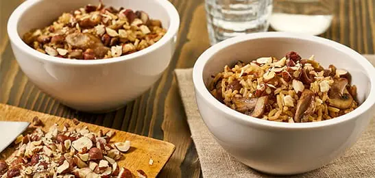 Recept van het Voedingscentrum: Rijst met paddenstoelen en noten