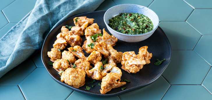 Recept van het Voedingscentrum: Bloemkoolroosjes met chimichurrisaus