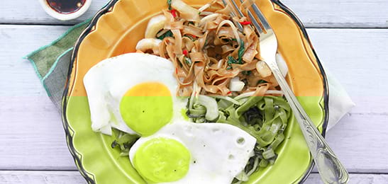 Recept van het Voedingscentrum: Mie met kruidenpasta, paksoi en gebakken ei