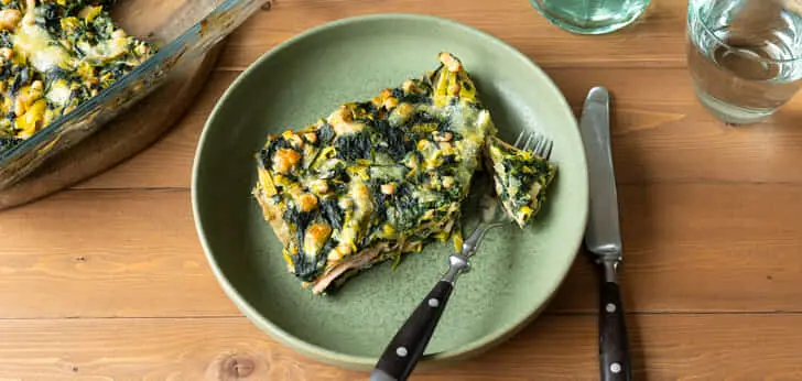 Recept van het Voedingscentrum: Romige spinazielasagne met gerookte zalm, prei en witte bonen