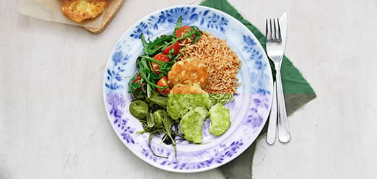 Recept van het Voedingscentrum: Viskoekjes met salade en rijst