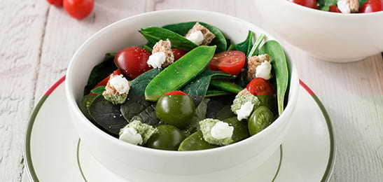 Recept van het Voedingscentrum: Spinaziesalade met geitenkaascroutons