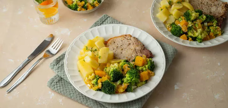 Recept van het Voedingscentrum: Broccoli met sinaasappeldressing, aardappelen en ribkarbonade
