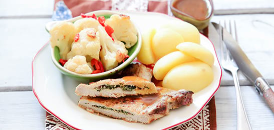 Recept van het Voedingscentrum: Karbonade gevuld met kruiden, bloemkool en aardappelen