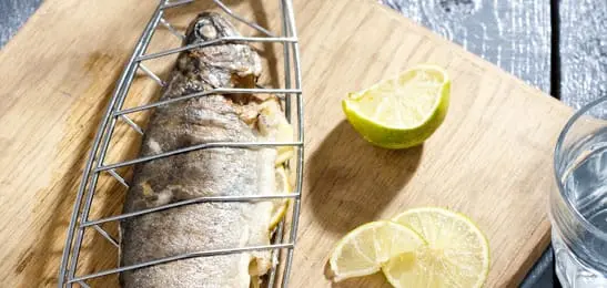 Recept van het Voedingscentrum: Gevulde forel met gembersaus