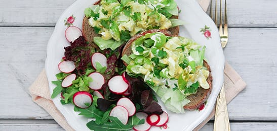Recept van het Voedingscentrum: Eiercurry op brood met radijssalade
