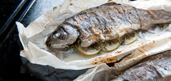 Recept van het Voedingscentrum: Gevulde forel in bakpapier