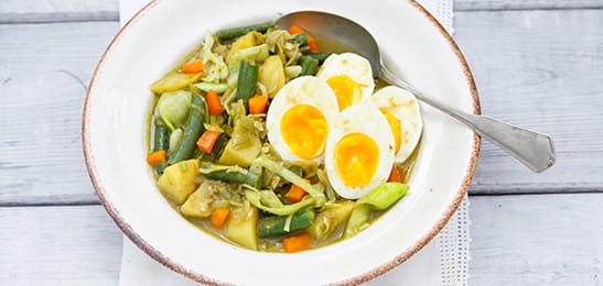 Recept van het Voedingscentrum: Groente-aardappelcurry met ei