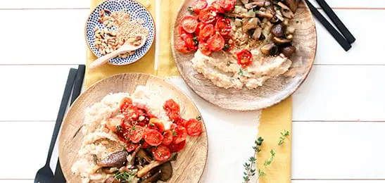 Recept van het Voedingscentrum: Gekaramelliseerde tomaatjes met witte bonenpuree en paddenstoelen