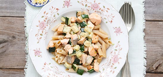 Recept van het Voedingscentrum: Penne met zalm en courgette