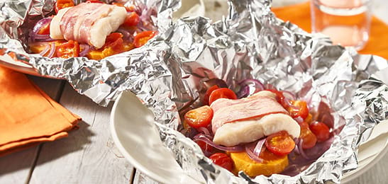 Recept van het Voedingscentrum: Vis met zoete aardappel in een pakketje met komkommersalade