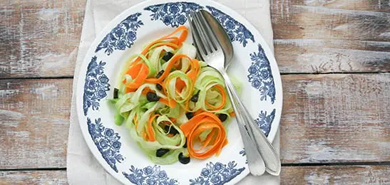 Recept van het Voedingscentrum: Groentetagliatelle met penne en walnotensaus