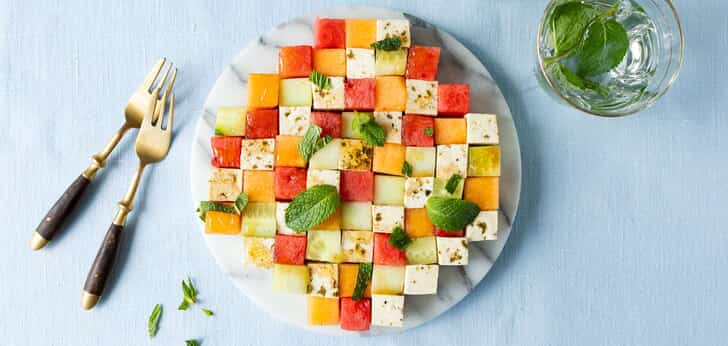 Recept van het Voedingscentrum: Kubussalade met meloen en komkommer