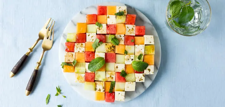 Recept van het Voedingscentrum: Kubussalade met meloen en komkommer