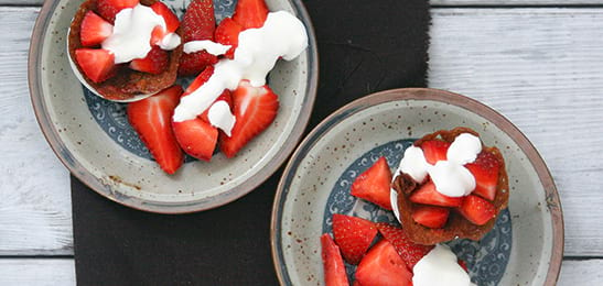 Recept van het Voedingscentrum: Krokant bakje met aardbeien