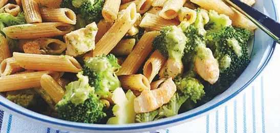 Recept van het Voedingscentrum: Penne met knoflookkip en broccoli