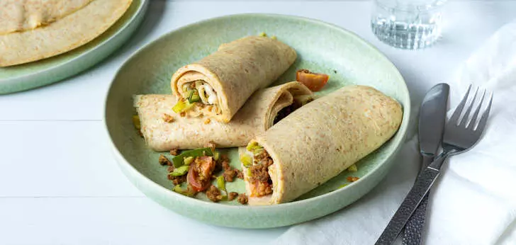 Recept van het Voedingscentrum: Gevulde pannenkoeken met tomaten en gehakt