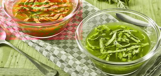 Recept van het Voedingscentrum: Tomatenbouillon met omeletreepjes