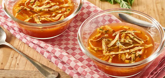 Recept van het Voedingscentrum: Tomatenbouillon met omeletreepjes