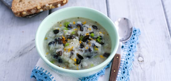 Recept van het Voedingscentrum: Venkelsoep met zwarte boontjes