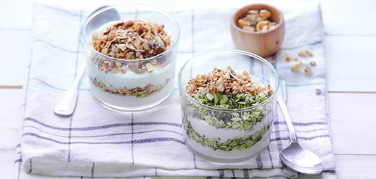 Recept van het Voedingscentrum: Yoghurt met gedroogd fruit, noten en geroosterde havermout