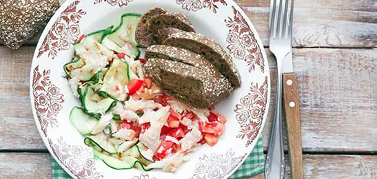 Recept van het Voedingscentrum: Salade met gegrilde courgette en gerookte forel