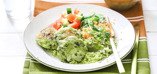 Recept van het Voedingscentrum: Viskoekjes met verse kruiden, frisse salade en couscous