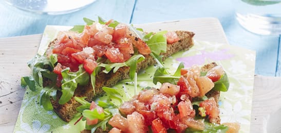 Recept van het Voedingscentrum: Crostini met tomaat en rucola