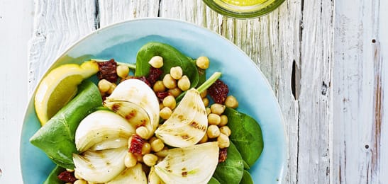 Recept van het Voedingscentrum: Kikkererwtensalade met gegrilde zoete ui