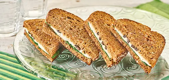 Recept van het Voedingscentrum: Mozzarella tosti met spinazie en olijven