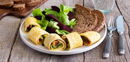 Recept van het Voedingscentrum: Omeletrolletjes met een salade