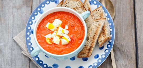 Recept van het Voedingscentrum: Paprika-tomatensoep met ei en knoflookbrood