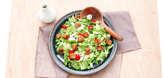 Recept van het Voedingscentrum: Andijviesalade met kruidencroutons